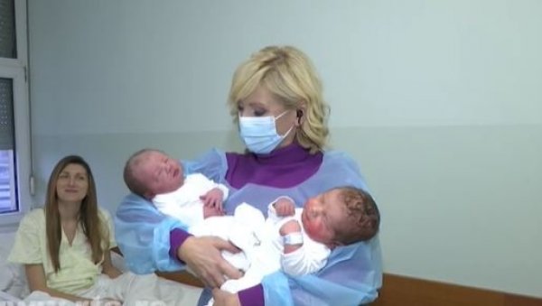 АНАСТАСИЈА ЈЕ ЧЕТВРТО ДЕТЕ У ПОРОДИЦИ: Прве две бебе рођене у ГАК Вишеградска, један секунд после поноћи - И мајке и бебе су добро (ВИДЕО)