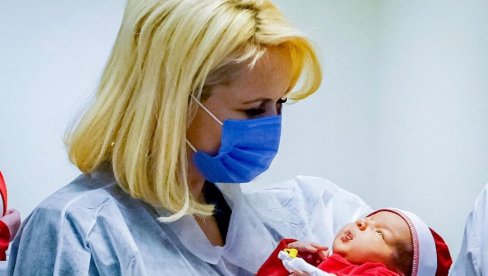 DECA NAM SE RAĐALA! Darija Kisić Tepavčević posetila prvu bebu rođenu u Zrenjaninu