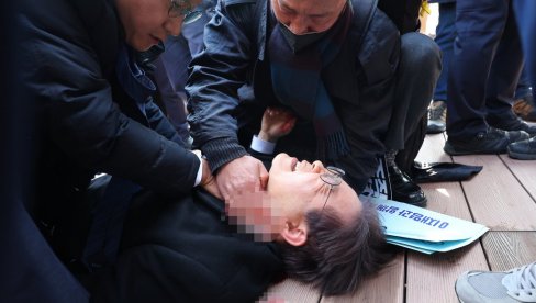 (UZNEMIRUJUĆE) POKUŠAJ ATENTATA NA VOĐU OPOZICIJE U JUŽNOJ KOREJI: Uboden nožem u vrat, napadač uhapšen (FOTO/VIDEO)