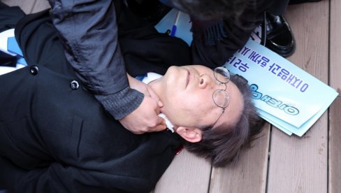 OGLASILI SE IZ BOLNICE: Poznato stanje lidera južnokorejske opozicije koji je napadnut nožem