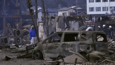 ЉУДИ БЕЖАЛИ ГЛАВОМ БЕЗ ОБЗИРА: Драматични снимци из Јапана - Стручњаци тврде да је разорни земљотрес померио тло и до 1,3 метра (ВИДЕО)