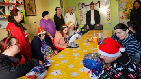 POKLONI ZA SREĆNIJE PRAZNIKE: Novogodišnje druženje u prostorijama URDOUR u Vrnjačkoj Banji