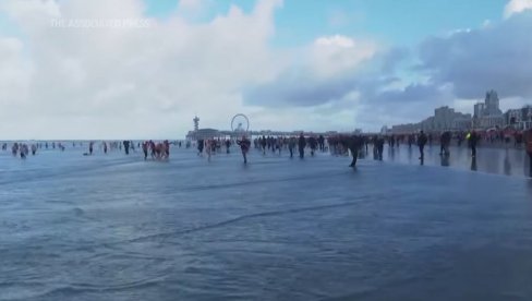65.000 ХОЛАНЂАНА ОКУПАЛО СЕ 1. ЈАНУАРА У ЛЕДЕНИМ ВОДАМА: Скок у хладно Северно море – холандска новогодишња традиција