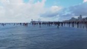 65.000 HOLANĐANA OKUPALO SE 1. JANUARA U LEDENIM VODAMA: Skok u hladno Severno more – holandska novogodišnja tradicija