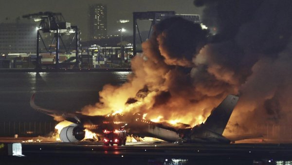 УСПЕЛИ ДА ПРЕВАРЕ СМРТ: Како је за 90 секунди евакуисано готово 400 путника из јапанског авиона у пламену (ФОТО)