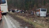 TEŠKA SAOBRAJNA NESREĆA U BUGARSKOJ: Povređeno desetoro putnika u sudaru turističkog autobusa sa kamionom (FOTO)