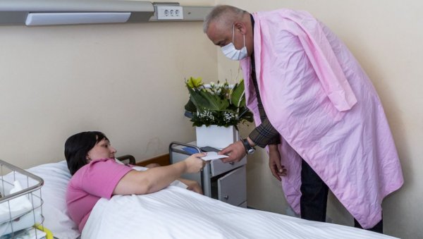 НА ПОКЛОН 100.000: Градоначелник Бакић даривао све бебе рођене првог дана 2024. године у суботичкој Општој болници
