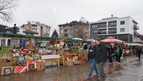 UKRASI DA BOŽIĆ BUDE LEPŠI: Bazar rukotvorina i raznih domaćih proizvoda ispunio trg u Despotovcu