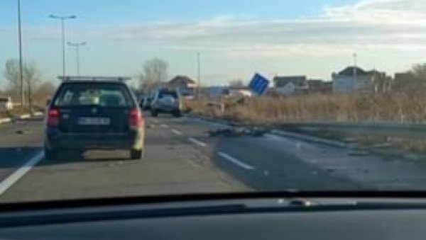 АУТО СЕ ПРЕВРНУО НА КРОВ: Удес на Зрењанинском путу - Учествовало више возила (ВИДЕО)