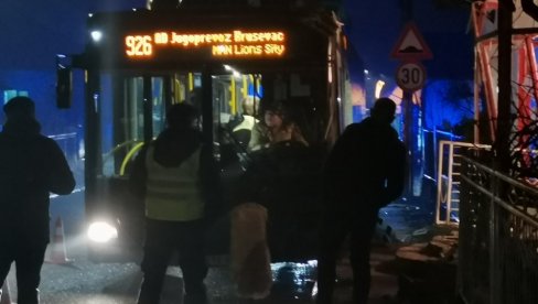 НЕДАЛЕКО ОД СТАРОГ ГРОБЉА У КРУШЕВЦУ: Аутобус се закуцао у продавницу (ФОТО)