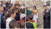 POGLEDAJTE - DIRLJIV MOMENAT U ORAHOVCU: Deca patrijarhu pevaju Orahovcu, bašto rajska - Da se naježiš (VIDEO)
