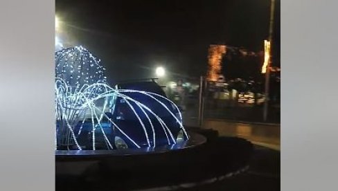 NIKOM NIJE JASNO KAKO: Automobil osvanuo na sred fontane u kružnom toku, mreže se usijale od komentara (VIDEO)