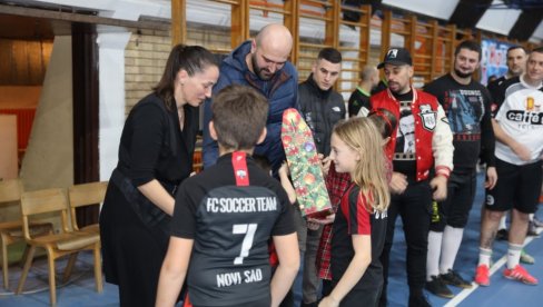 IGRALI ZA LUKINO LEČENJE : U Novom Sadu na humanitarnom turniru u malom fudbalu 32 ekipe