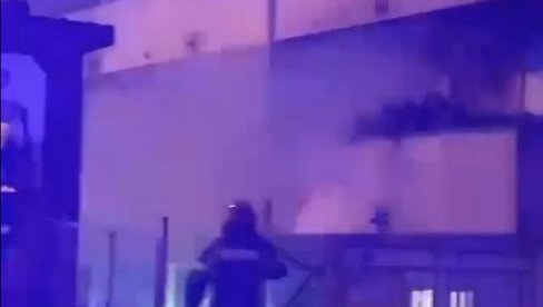 ИЗВУКЛИ ЖЕНУ ИЗ ПЛАМЕНА: Детаљи пожара у Раковици, ватрогасци развалили врата и спасли је (ВИДЕО)