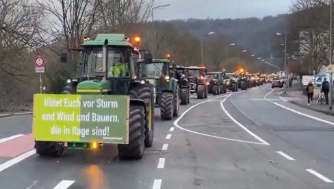 NAJVEĆI PROTESTI U POSLERATNOJ ISTORIJI: Poljoprivrednici blokirali Nemačku, haos na sve strane, bezbednosne službe u strahu (FOTO/VIDEO)