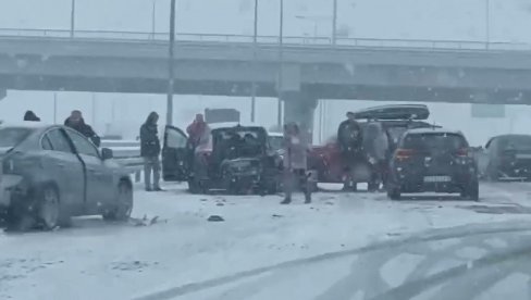 SNEG DONEO HAOS NA PUTEVE U SRBIJI: Još jedna saobraćajka - automobili smrskani, kamion izleteo sa puta (VIDEO)
