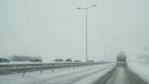 OVO JE TRENUTNO STANJE NA KOLOVOZIMA U SRBIJI: Putari od tri sata jutros u borbi sa snegom