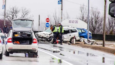 DETALJI STRAŠNOG SUDARA KOD ZAJEČARA: Poginuo vozač opel astre, povređene izvlačili iz smrskanog automobila