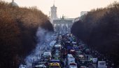 ХАОС У НЕМАЧКОЈ: Први снимци и слике масовног протеста пољопривредника - колона трактора испред Бранденбуршке капије