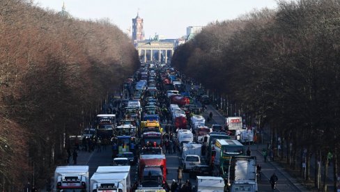 STOJI CELA NEMAČKA: Traktorima se priključili vozovi, demonstranti poručuju - Pojačaćemo proteste, vlada Olafa Šolca se oglušuje o zahteve