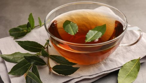 АРОМАТИЧАН ЈЕ, ОЛАКШАВА ВАРЕЊЕ И СМАЊУЈЕ НАДУТОСТ: Благотворни чај од ловора