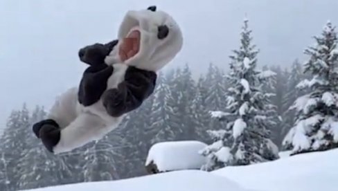 (УЗНЕМИРУЈУЋИ ВИДЕО) Инфлуенсер због прегледа бацио своју бебу у снег