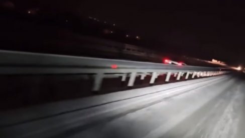 NESREĆA KOJA ČEKA DA SE DOGODI: Ušao u suprotan smer u zavejanoj traci na auto-putu  (VIDEO)