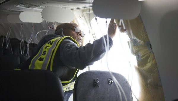 ЛАБАВИ ШРАФОВИ ИЗАЗВАЛИ ХАОС: Нови детаљи истраге “уклетог” Боинга 737 МАКС којем су отпала врата током лета (ФОТО)
