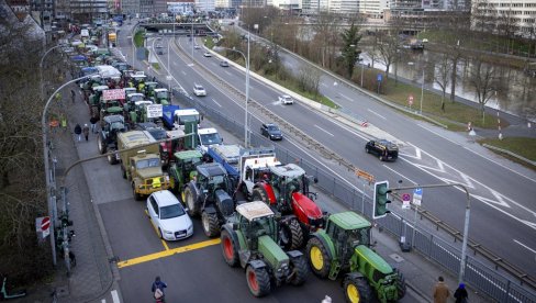 BESNI POLJOPRIVREDNICI TRAŽE SVOJA PRAVA: Haos u Nemačkoj se nastavlja, saobraćaj drugi dan u kolapsu, državne službe strepe od rulje (FOTO)