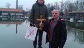 ЗА ЧАСНИ КРСТ И УСПОМЕНУ НА ЛУКУ: Многи се спремају за Богојављење, а у Раткову код Оџака учесници ће пливати за жртве бахате вожње