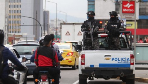 GOMILA NAPALA AUTO PREDSEDNIKA EKVADORA: Ostali tragovi od metaka, predsednik dobro