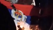 SKANDAL U ZENICI: Na Dan Republike uz povike „Alahu Ekber“ zapalili zastavu Srpske (VIDEO)