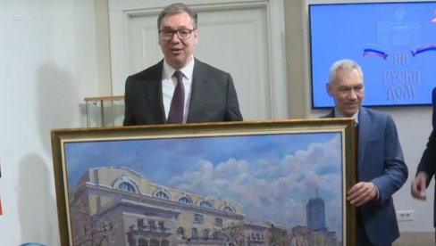TO ĆEMO U ZGRADU PREDSEDNIŠTVA DA STAVIMO Vučić u Ruskom domu dobio simboličan poklon (FOTO)