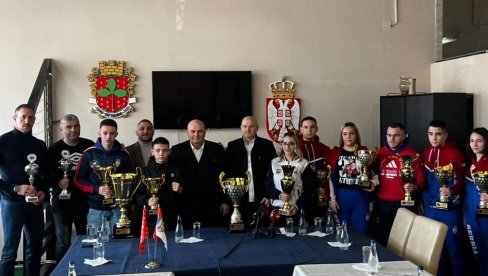 ПАЛМА НА ЧЕЛУ НИЗА ЛАУРЕАТА: Кик-бокс савез Централне Србије у Јагодини наградио најбоље у минулој години