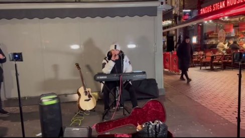 ЖЕЉКО МИТРОВИЋ ДОБИО ОПКЛАДУ: Као улични свирач у Лондону, пред сведоцима са којима се кладио зарадио 467 фунти (ВИДЕО)