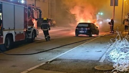 VATRA KULJA NA SVE STRANE: Automobil gori u Obrenovcu, vatrogasci se bore sa stihijom (FOTO)