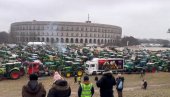 КОЛАПСУ У НЕМАЧКОЈ СЕ НЕ НАЗИРЕ КРАЈ: Бесни пољопривредници блокирали три највећа града у Баварској (ВИДЕО)