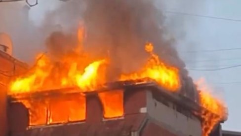 VATROGASCI USPELI DA EVAKUIŠU CELU PORODICU: Stravičan snimak požara na Banjici, dim kulja na sve strane (VIDEO)