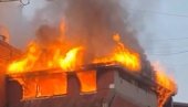 VATROGASCI USPELI DA EVAKUIŠU CELU PORODICU: Stravičan snimak požara na Banjici, dim kulja na sve strane (VIDEO)