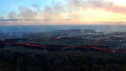 ЛАВА СТИГЛА И ДО КУЋА: Драма на Исланду након изненадне ерупције вулкана - Град у потпуности блокиран (ВИДЕО)