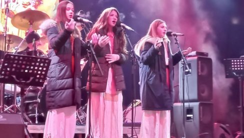 „СРПКИЊА ЈЕ МЕНЕ МАЈКА РОДИЛА“ Девојчице са Косова извеле познату песму испред Храма Христа Спаситеља (ВИДЕО)
