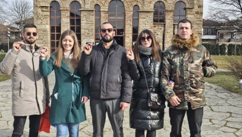 „СРПСКА НИТ“ ДОНЕЛА ПОКЛОНЕ: Невладина организација из Црне Горе обрадовала децу и најугроженије на Космету