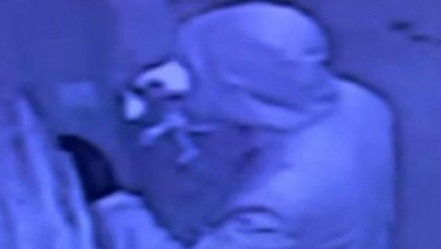 ЛОПОВ УХВАЋЕН НАДЗОРНОМ КАМЕРОМ НА ДОРЋОЛУ: Маскирао се, па у 7 ујутру украо бицикл (ВИДЕО)