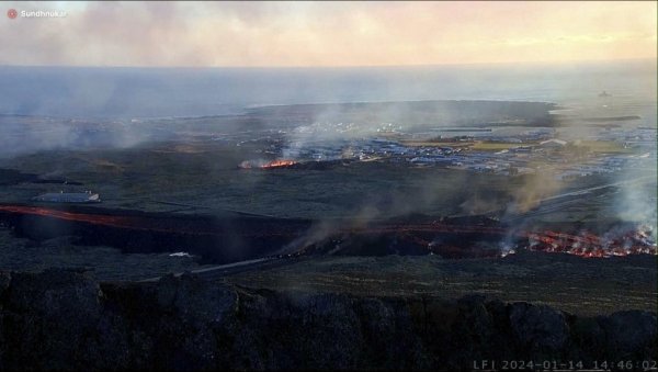 РАДНИЦИ ГРАДЕ ЗАШТИТНИ ЗИД, А ВРЕЛА ЛАВА ХРЛИ КА ЊИМА: Језиви снимци са Исланда, стање хаотично након ерупције вулкана (ВИДЕО)