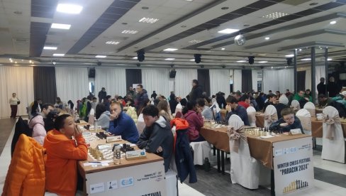 ОДИГРАНЕ ПРВЕ ШАХОВСКЕ ПАРТИЈЕ: У Параћину отворен „Зимски шаховски фестивал (ФОТО)