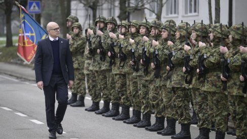 ВУЧЕВИЋ: Војска нам је данас спремнија, снажнија, опремљенија, надам се да се никада у Србији неће вратити политика коју је
