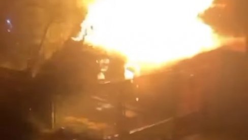 VATRA PROGUTALA KUĆU U MIRIJEVU: Plamen liže krov i zidove, vatrogasci su na terenu (VIDEO)