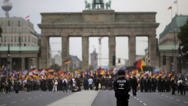 ПОКУШАВАЈУ ДА УЋУТКАЈУ И ДЕСНИЧАРЕ: Протести против све популарније Алтернативе за Немачку у Есену и Лајпцигу