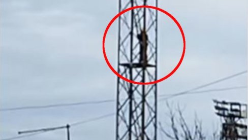 POGLEDAJTE SNIMAK DRAME U PANČEVU: Muškarac preti da će da skoči sa tornja, vatrogasci se penju da ga spasu (VIDEO)