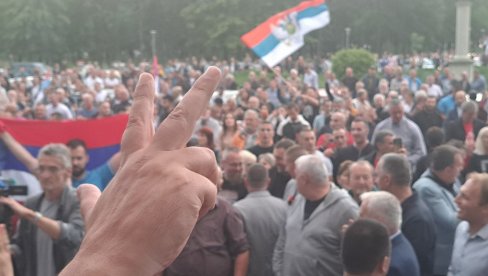 I TROBOJKA NA RASPEĆU: Bura u Crnoj Gori zbog zastave u kabinetu predsednika skupštine Andrije Mandića
